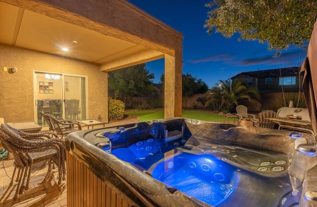 Spacious 5-bedroom house with WiFi, AC in fantastic Surprise