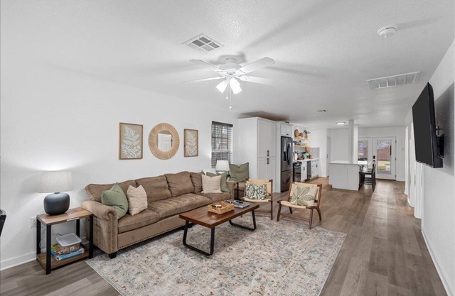 Spacious 5-bedroom house in charming Waco with AC