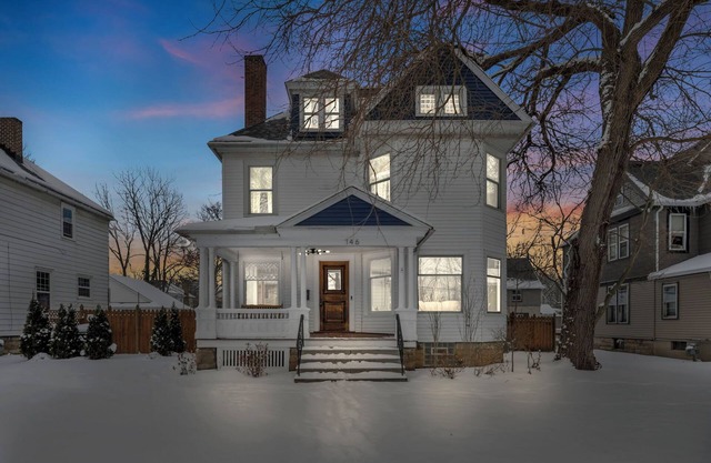 Spacious 5-bedroom house with parking and everything you need in charming Elyria