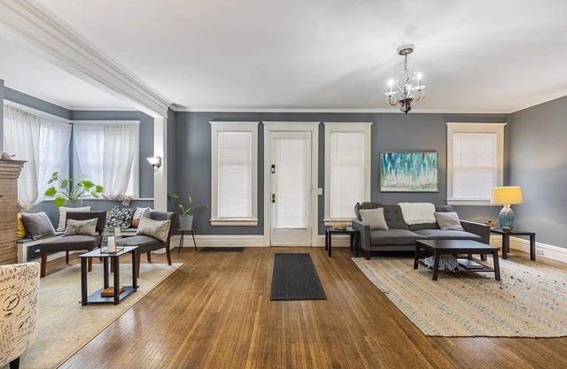 Spacious 5 Bedroom In The Desirable area Of Park Ave Welcomes Large Groups