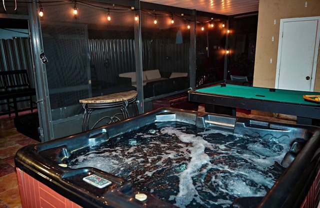 Spacious 5-bedroom pool house 5 mins from hardRock stadium with 3 jacuzzi& gym