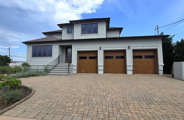 Spacious 5-bedroom 4 Full Bathroom Waterfront Home in Mantoloking Shores!