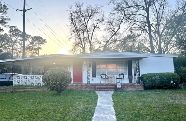 Spacious 5 Bedroom Home, two blocks to FSU. Oversized parking for up to 8 cars