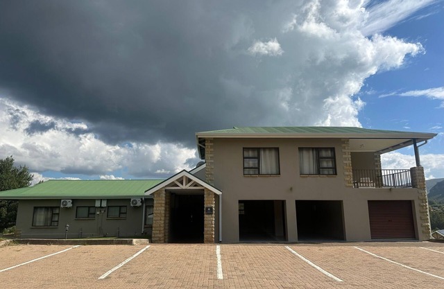 Spacious 5-bedroom villa in delightful Clarens with AC, WiFi