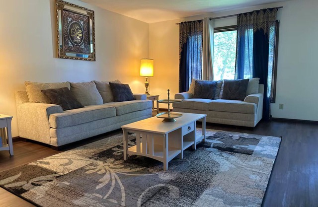 Spacious 5-BR Home - Near CLE Clinc + CWRU