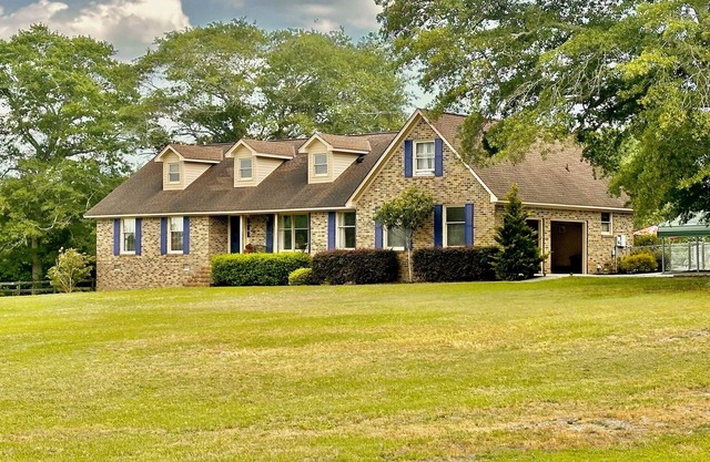 Spacious 5-bedroom farmhouse/pool in charming Batesburg-Leesville with WiFi, AC