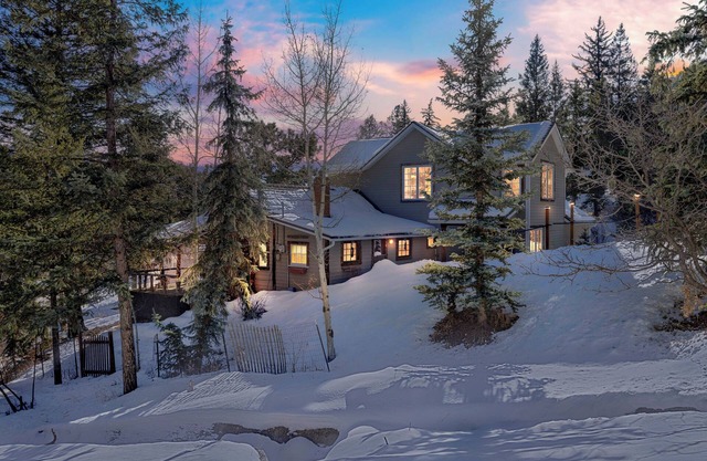 Spacious 5-bedroom house in serene Green Mountain Falls with AC, WiFi