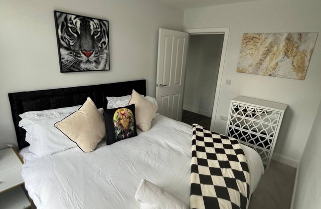 Spacious 6-Bed Home with 4 Baths in Manor Park