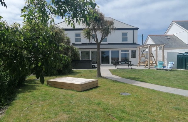 Spacious 6 bed house, 15 walk to Porthcothan Bay with hot tub
