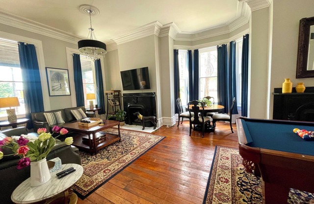 Spacious 6-bedroom all-suite home in lovely Pgh with WiFi, AC, fitness room
