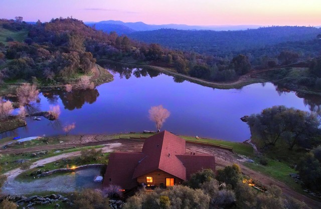 Spacious 6-bedroom Estate with Private Lake, near Yosemite