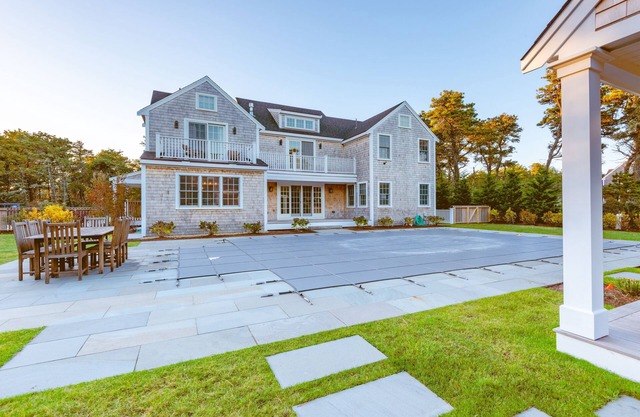 Spacious 6 bedroom home in the Surfside area of beautiful Nantucket.
