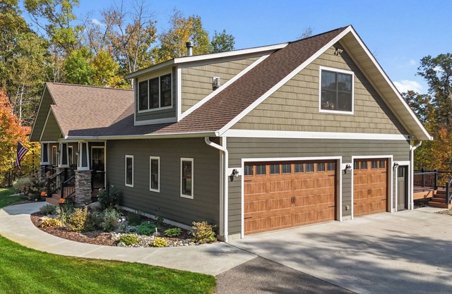 Spacious 6-bedroom house w/Pond Views near resorts, golf, fun & beautiful lakes.