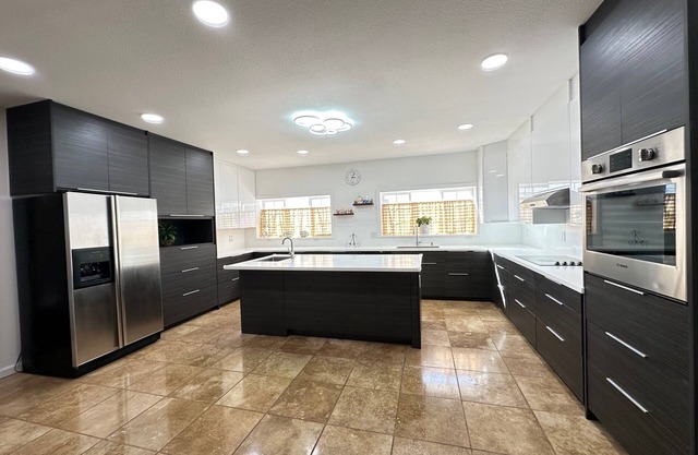 Spacious 6-bedroom house with AC and WiFi in charming Honolulu