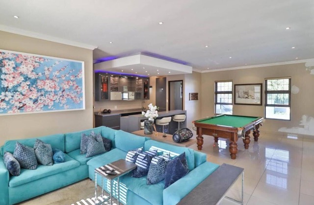 Spacious 6-bedroom house with swimming pool, WiFi and AC in Sandton.