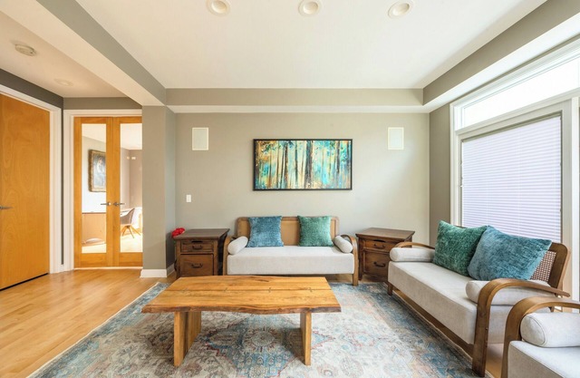 Spacious 6-bedroom house in welcoming Gurnee with AC, WiFi