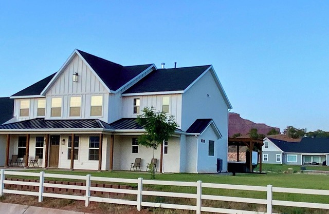 Spacious 6-bedroom house in charming Kanab with WiFi, AC and outdoor amenities