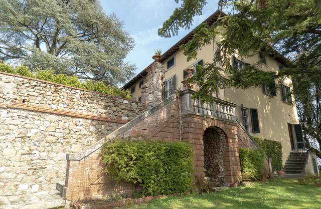 Spacious 6 Bedroom Tuscan Luxury Villa with Views.
