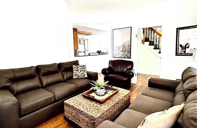Spacious 6-bedroom house for your Lake Erie Escape -The Lake Erie Inn