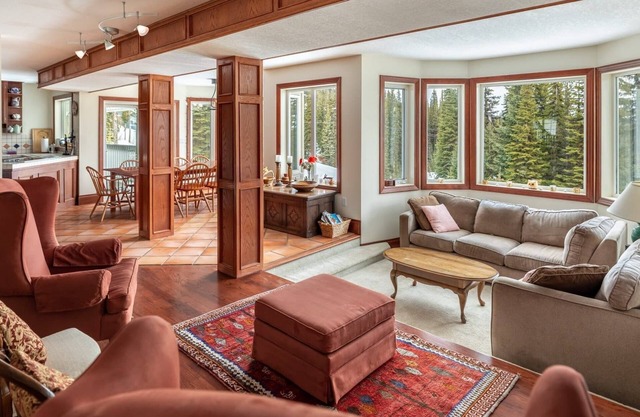 Spacious 6-bedroom whole home, amazing location on ski way with private suite