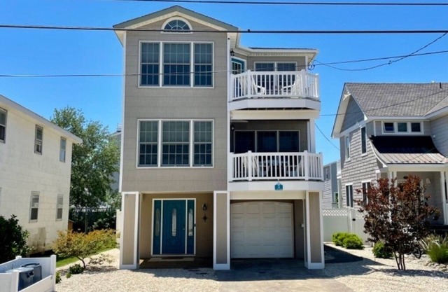 Spacious 6br Oceanside Home in great location, quick walk to all in Beach Haven