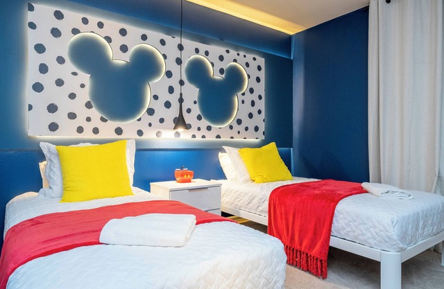 Spacious 7-bedroom house with Private Pool and Fireworks View