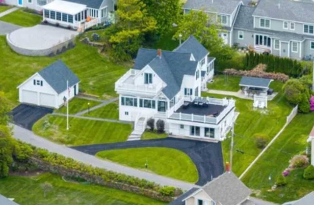 Spacious 7 BR ocean view retreat - stunning views!