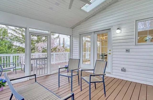 Spacious 8-bedroom house in lovely Arlington with WiFi, AC