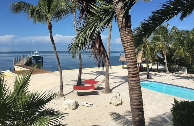 Spacious 8-bedroom house with AC and WiFi in charming Marathon pres week open