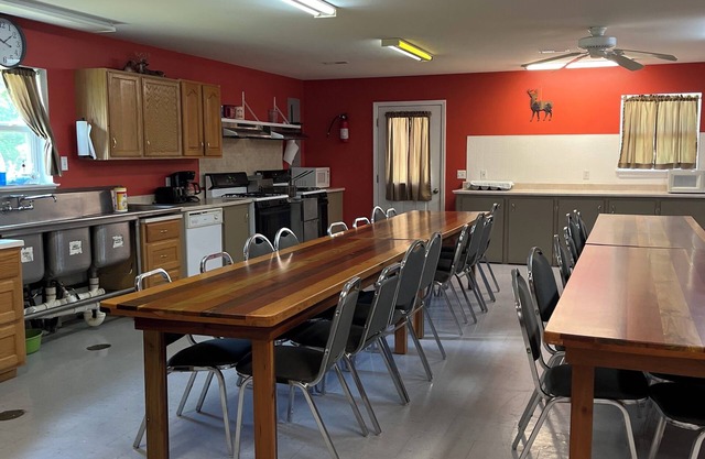 Spacious 8-bedroom lodge in delightful Batchtown with WiFi, AC