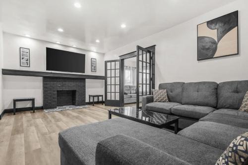 Spacious 8-bedroom home in Niagara Falls Perfect for groups