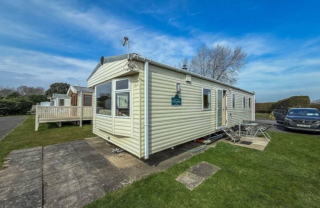 Spacious 8 berth caravan at Southview Holiday Park near Skegness ref 33018ML