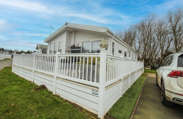 Spacious 8 berth luxury lodge for hire at Broadland Sands in Suffolk ref 20033CV