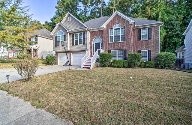 Spacious Acworth Home w/Deck ~ 1 Mi to Lake