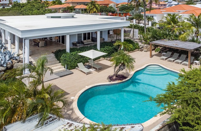 Spacious all one floor Villa with Pool and Tropical Gardens In Jan Thiel