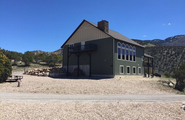 Spacious and beautiful 5400 sq. ft. cabin located near Palisade State Park.