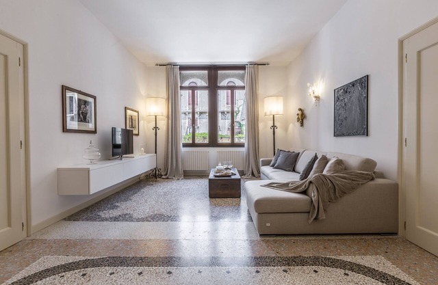 Spacious and Charming Apartment Near Fenice Theatre