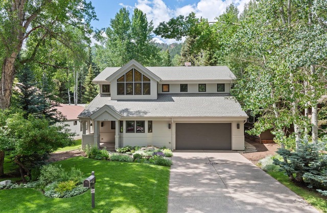 Spacious and cozy 5,000sf retreat walking distance to downtown!
