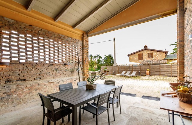Spacious and elegant 200 sqm farmhouse with independent entrance, able to accommodate up to 10 people, organized on two levels, connected by an internal wooden staircase (NOT suitable for disabled people). The house is part of an ancient convent from the