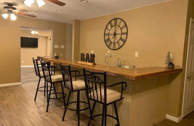 Spacious and Serene 4-bedroom cabin in enchanting Shaver Lake with WiFi