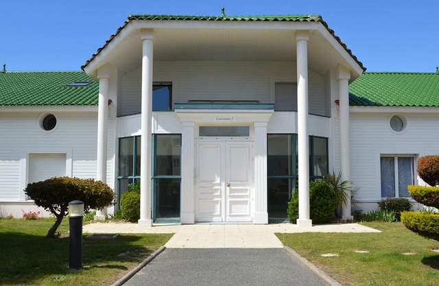 Spacious Apartment with Pool, Near Beach & Golf Course