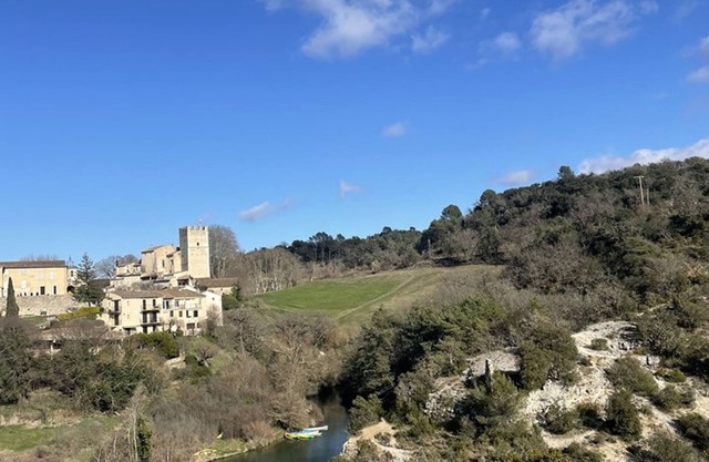 Spacious apartment in Esparron for 10 with pool