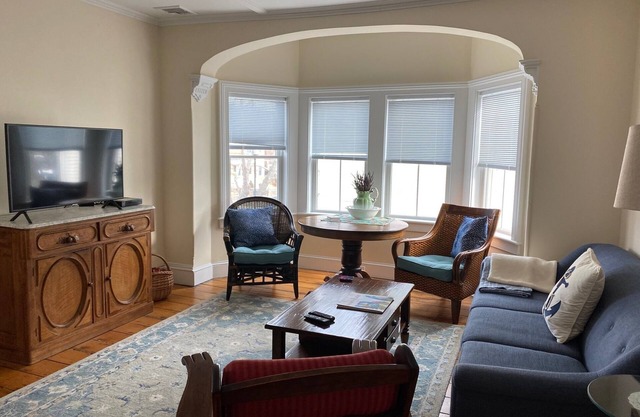 Spacious apartment, 3 blocks to downtown and steps to fishing pier.