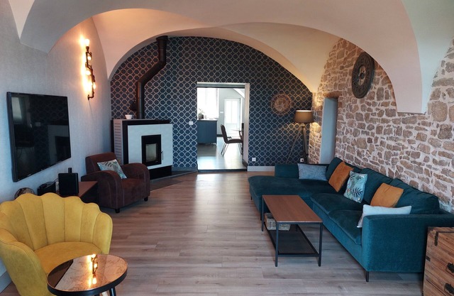 SPACIOUS APARTMENT* BALCONY, TERRACE, GARDEN, PARKING + CHARGING STATION, AIR CONDITIONING