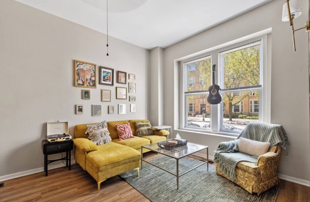 Spacious apartment in awesome Chicago with WiFi, AC- 4 Bedrooms