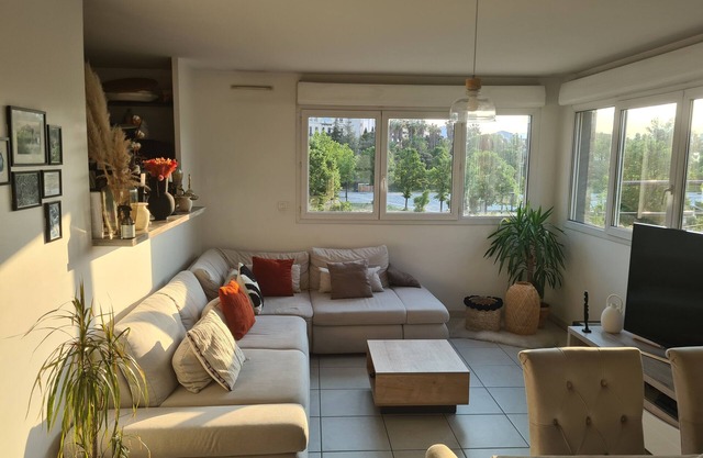 Spacious apartment near Périer metro station and Parc 26e Centenaire