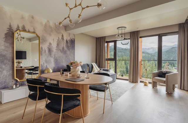 Spacious Apartment with Mountain Views