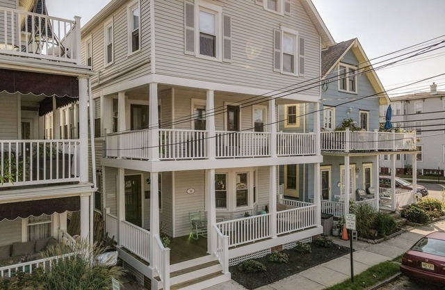 SPACIOUS BEACH HOUSE. 7 Bedrooms/6 baths with 2 porches and backyard space.