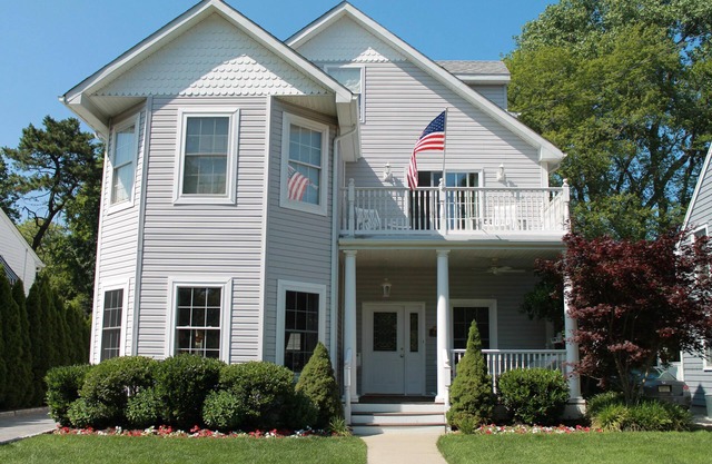 Spacious Beach House Just 4 Blocks to South End Beach Pavilion
