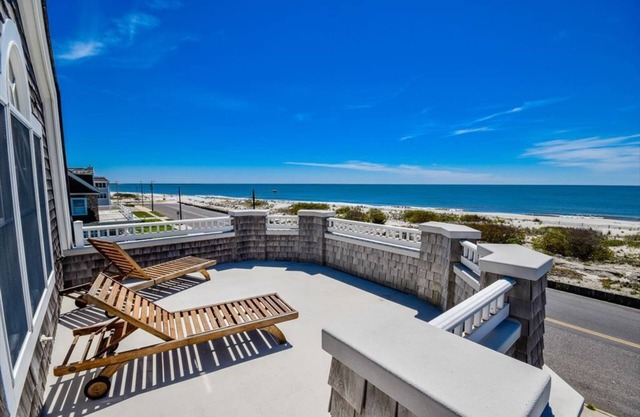 Spacious Beachfront Unit w/Shared Pool